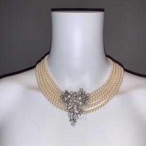 NWOT Gorgeous Faux Pearl Necklace with Pendant and Drop Back